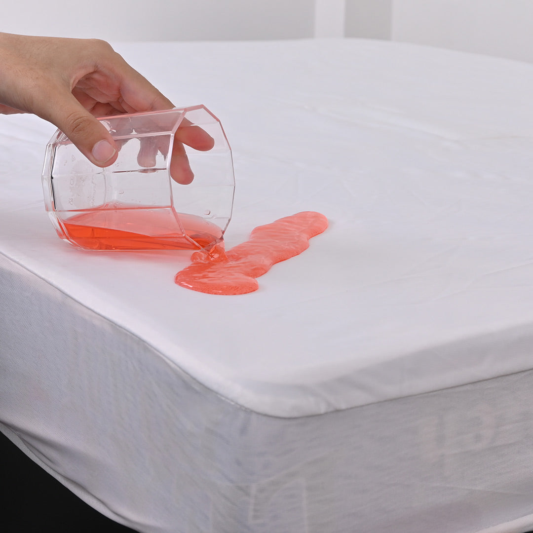 Terry polyester Waterproof Mattress Protector In White Color With Elastic Fitting